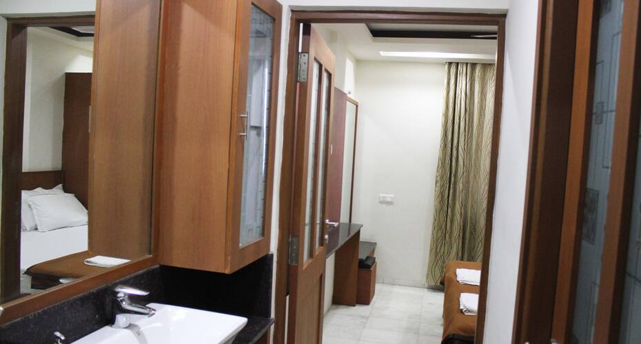 White House Service Apartmtent 1, Vadodara 3